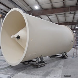 Fiberglass wet well with vacuum-infused base and structural ribs