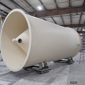 Fiberglass wet wells with vacuum-infused base and structural ribs